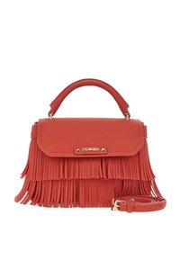 Borsa a frange in pelle sintetica rossa con una forma strutturata, manico superiore e tracolla staccabile. Presenta una chiusura frontale e dettagli decorativi.