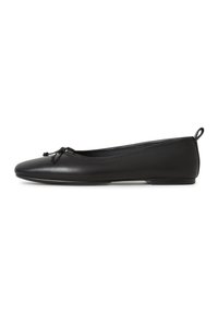 Ballet flat nera realizzata in pelle liscia, con punta arrotondata, un piccolo dettaglio a fiocco sulla parte anteriore e una suola piatta in gomma.