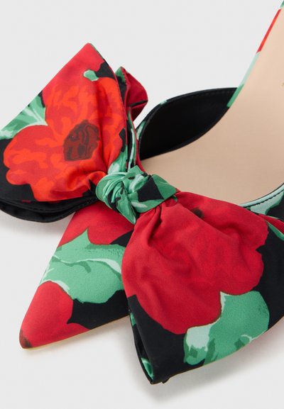 Γυναικεία ψηλοτάκουνα παπούτσια με floral σχέδιο, κόκκινο και πράσινο υφασμάτινο φιόγκο, μυτερή μύτη και μαύρες λεπτομέρειες στη σόλα και την επένδυση.