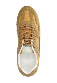 Tan sneaker met een combinatie van suede en glad leer. Vetersluiting aan de voorkant met een gewatteerde kraag en contrasterende witte binnenvoering.