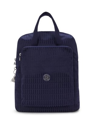 Sac à dos carré texturé bleu marine avec poignées supérieures, poche avant zippée et écusson logo circulaire au centre.