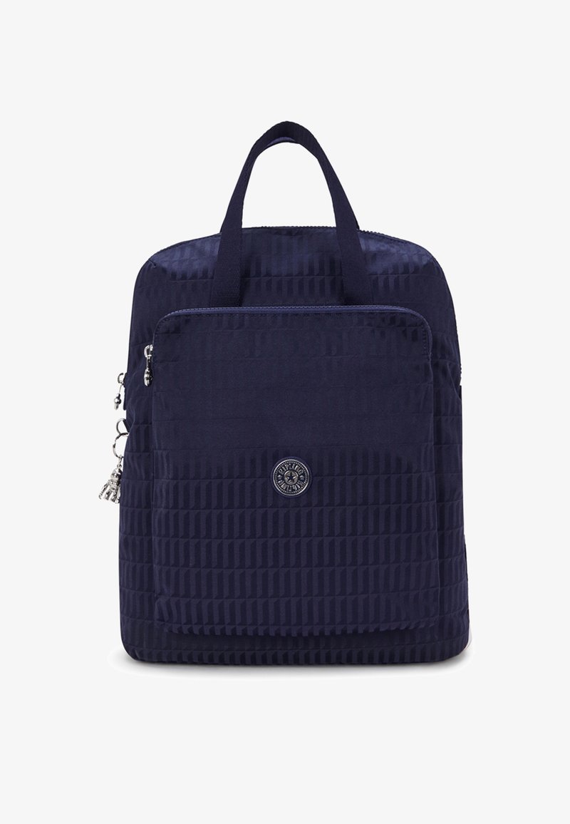 Sac à dos carré texturé bleu marine avec poignées supérieures, poche avant zippée et écusson logo circulaire au centre.