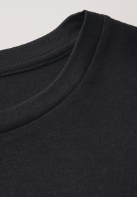 Sort bomulds T-shirt med rund halsudskæring, der har en glat tekstur og et enkelt design. Stoffet ser blødt og let ud.
