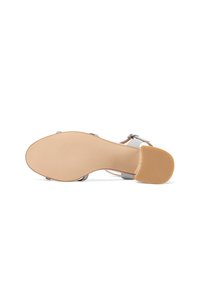 Tacco a stiletto argento con una suola in tan chiaro testurizzata. CInturino alla caviglia regolabile e design slanciato. Base piatta con scanalature discrete per una maggiore trazione.