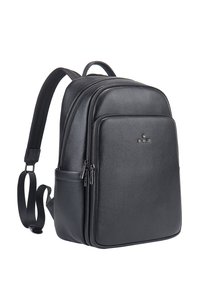 Zwarte synthetische leren rugzak met een strak ontwerp, voorzien van twee ritscompartimenten, verstelbare banden en een gestructureerd oppervlak.