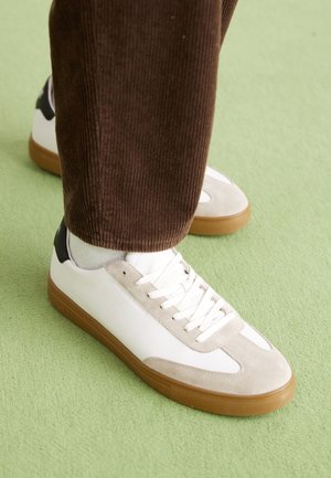 Sneakers - white