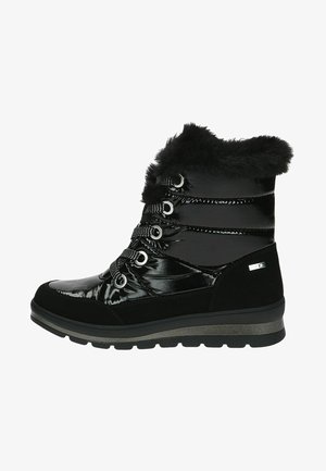 Schwarze Winterstiefel mit glänzender Lackoberfläche, Kunstfellkragen, Schnürverschluss, strukturiertem Design und einer Gummisohle mit leichter Erhöhung.