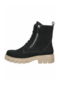 Stivale alla caviglia in suede nero con lacci, zip laterale e suola in gomma chunky color cuoio, dotato di linguetta sul tallone.