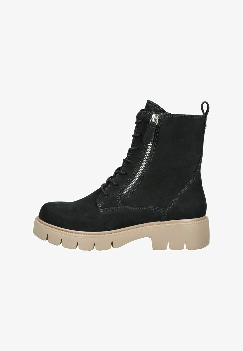 Stivale alla caviglia in suede nero con lacci, zip laterale e suola in gomma chunky color cuoio, dotato di linguetta sul tallone.