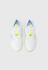 Fehér atlétikai cipők texturált felülettel. Neon sárga díszítésekkel és fűzőkkel, kék kontúrokkal, valamint egy központi logóval a nyelvükön.
