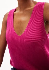 Różowy dzianinowy top bez rękawów z głębokim dekoltem w kształcie litery V, z teksturowanym wzorem i dopasowanym krojem. Odpowiedni do noszenia na co dzień.