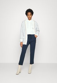 JDY JDYCATIA NEW ANKLE PANT - Calças - black iris