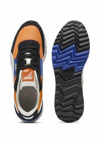 Puma sneakers med en overdel i orange og sort tekstil, blå detaljer, hvid mellemsål og en tekstureret sort gummisåler med zigzag-mønster.