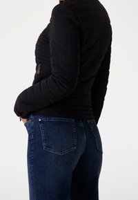 Guess Overgangsjakke - black