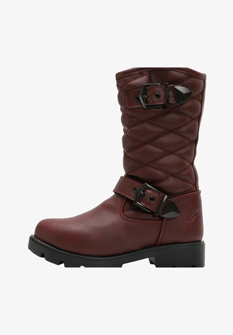 Botte en cuir marron mi-mollet avec tige matelassée, deux boucles métalliques noires et semelle noire robuste.