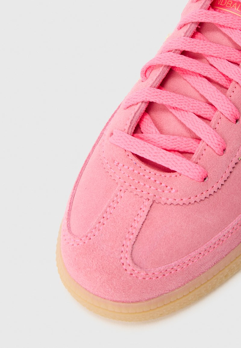 Pinker Wildledersneaker mit passenden Schnürsenkeln und Nähten. Verfügt über eine runde Spitze und eine Gummisohle. Das Obermaterial hat eine glatte Textur und ordentliche Nähte.