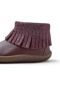 Stivale in pelle mauve con colletto in suede frangiato e testurizzato, decorato con piccole perforazioni e punti, dotato di una suola in gomma marrone flessibile.