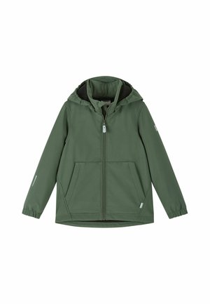 Zielona kurtka softshell z kapturem, zamkiem z przodu, dwoma przednimi kieszeniami, elastycznymi mankietami oraz odblaskowymi detalami na jednym rękawie i w pobliżu kieszeni.