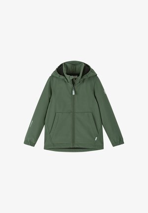 Zielona kurtka softshell z kapturem, zamkiem z przodu, dwoma przednimi kieszeniami, elastycznymi mankietami oraz odblaskowymi detalami na jednym rękawie i w pobliżu kieszeni.
