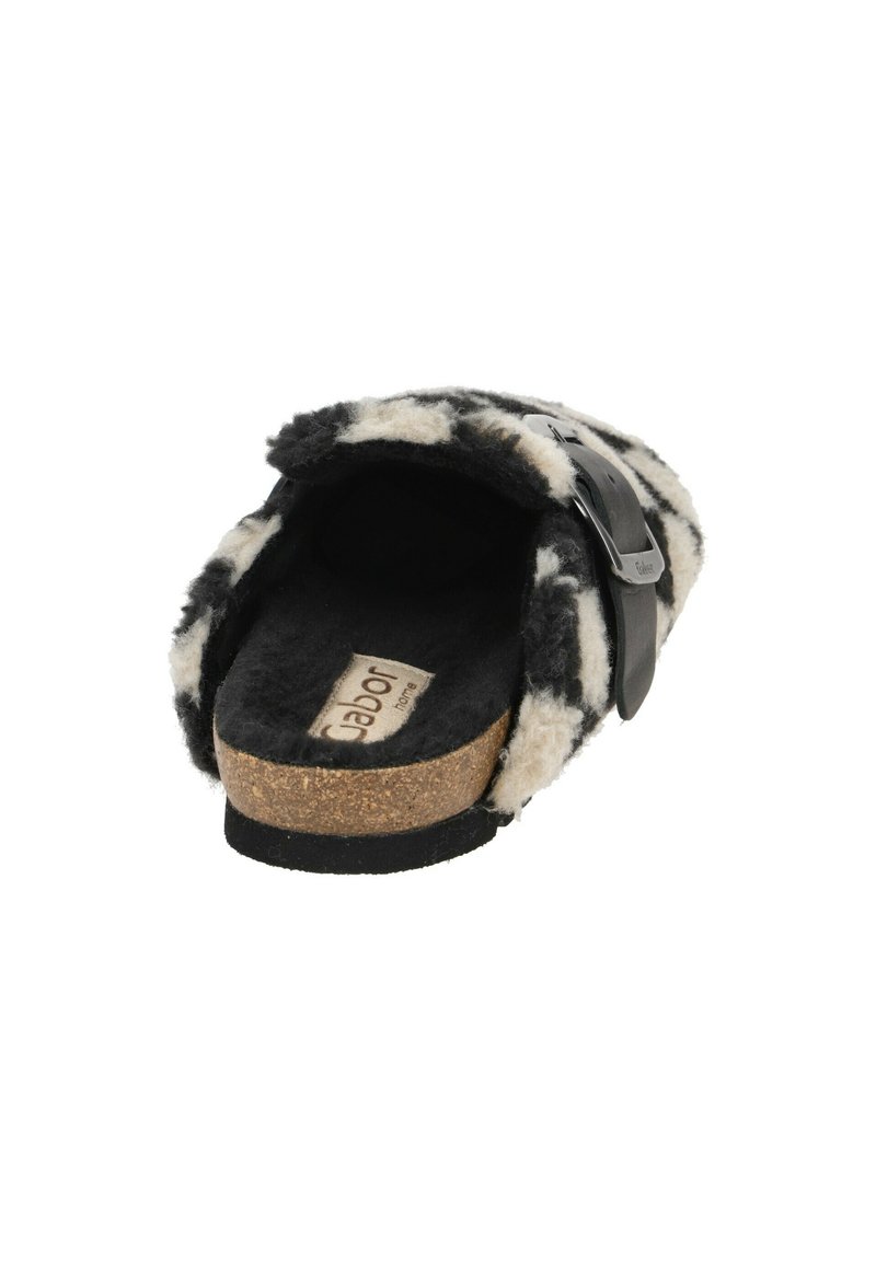 Faux fur slipper in zwart en crème met kurken zool. Voorzien van een verstelbare band en een zacht interieur voor comfort. Open achterkant ontwerp.