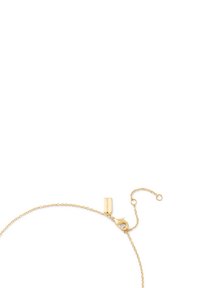 Collier chaîne plaqué or avec une petite étiquette rectangulaire et un fermoir mousqueton. La chaîne présente un design délicat et texturé.