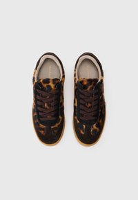Sneakers w nadrukiem w panterkę, wykonane z połączenia brązowego i czarnego zamszu. Brązowe sznurówki, gumowa podeszwa i fakturowana cholewka tworzą unikalny design.