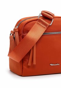 Borsa a tracolla arancione in nylon con tessuto testurizzato, hardware in argento, chiusura con zip e tracolla regolabile. Logo sul fronte.