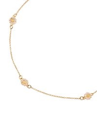 Collana in oro con ciondoli floreali e dettagli rosa. Design delicato con maglie distribuite uniformemente e una leggera texture.