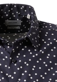Dunkelblaues Hemd mit weißen Blumendrucken, spitzem Kragen, schwarzem Knopf und "Pierre Cardin" Etikett mit Größe 40 M und Modern Fit Tags.
