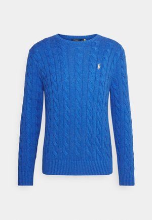 Niebieski sweter w splot warkocza z długimi rękawami, ściągaczami na mankietach i dole oraz małym, białym haftowanym logo Polo na lewej piersi.