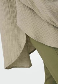 ONLY ONLTHYRA  - Blusa - oxford tan
