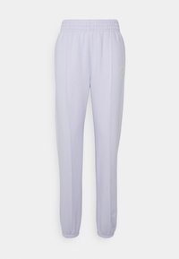 Svetle fialové tepláky s elastickým pasem, zúženými manžetami a malým žlutým logem na levém stehně. Měkká, hladká textura.