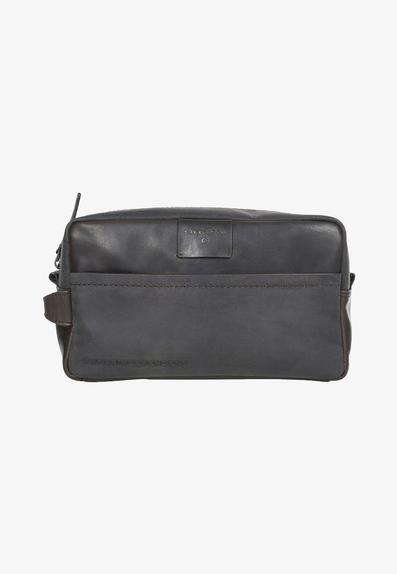 Hnědá kožená taška obdélníkového tvaru, s hladkým povrchem, embosovaným logem a detailem v podobě hashtag na přední straně.