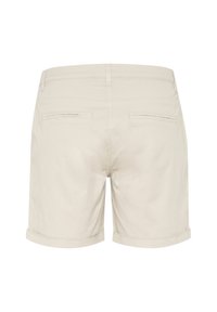 Beige skräddarsydda shorts med uppvikt fåll, bältesöglor och två bakfickor mot en vit bakgrund.