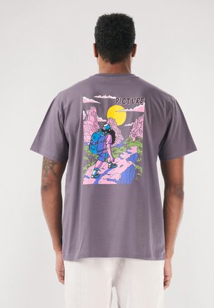 Graues Baumwoll-T-Shirt mit einer Grafik auf der Rückseite, die einen Wanderer mit Rucksack zeigt, umgeben von Bergen und einem Sonnenuntergang in Pink, Gelb und Grün.