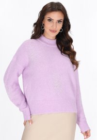 Pulover tricotat de culoare mov deschis cu guler înalt, având embellishments florale din mărgele pe mâneci și un tiv cu nervuri.