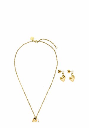 Gouden sieradenset bestaande uit een gedraaide kettinghalsketting met een hartbedel en bijpassende hartstudoorbellen met parelaccenten.