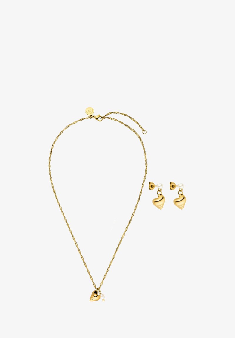Goldfarbener Schmuckset, bestehend aus einer gedrehten Halskette mit einem Herzanhänger und passenden Herz-Ohrsteckern mit Perlenakzenten.