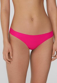 Rosa Bikini-Höschen aus glattem Stoff, mit niedrig geschnittener Taille und minimalistischem Design. Keine sichtbaren Muster oder Akzente.
