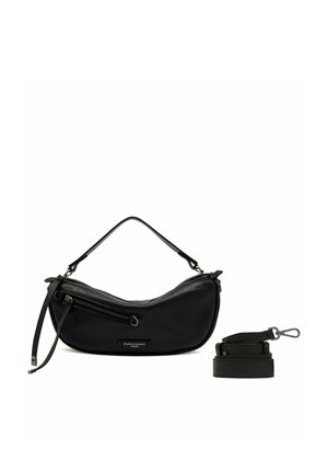 Borsa in pelle nera con design curvo, chiusura con zip e tracolla removibile. Presenta un etichetta sulla parte anteriore e una sottile maniglia per la spalla.