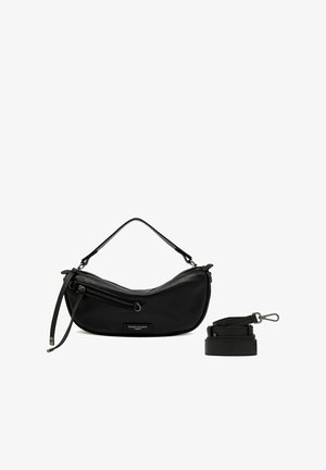 Borsa in pelle nera con design curvo, chiusura con zip e tracolla removibile. Presenta un etichetta sulla parte anteriore e una sottile maniglia per la spalla.