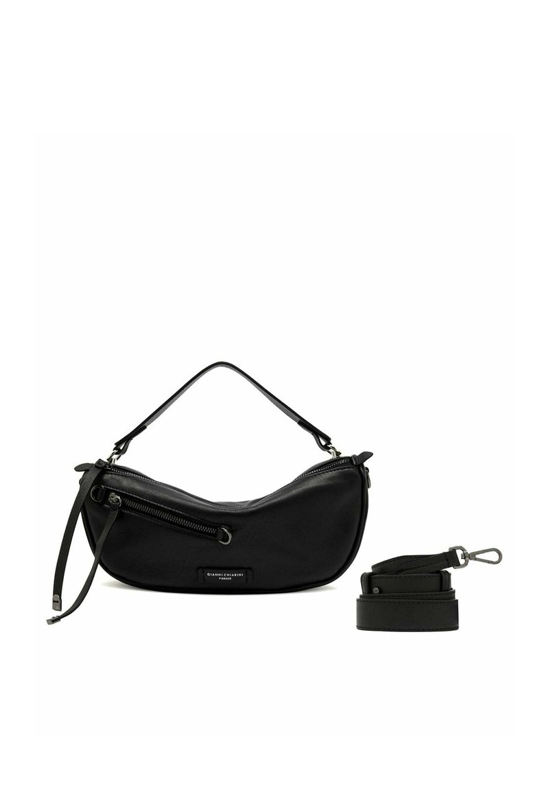 Borsa in pelle nera con design curvo, chiusura con zip e tracolla removibile. Presenta un etichetta sulla parte anteriore e una sottile maniglia per la spalla.