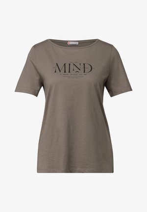 Korte mouwen, olijfgroene katoenen T-shirt met een ontspannen pasvorm. De voorkant heeft zwarte tekst: "MAAK VAN JE GEEST EEN FIJNE PLAATS OM TE ZIJN."