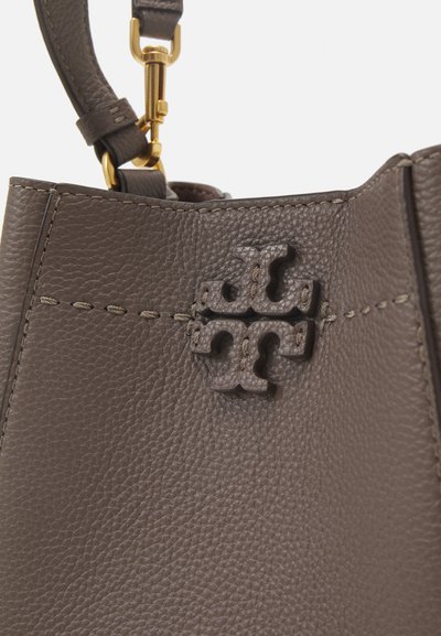 Tory Burch SMALL BUCKET BAG - Kabelka - silver maple