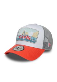 La casquette présente un devant blanc, une visière orange et un dos en maille grise. Logo "CAPRI" brodé avec un design paysager et des couleurs d'accent. Fermeture ajustable.