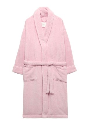 Zachte roze badjas van badstof met sjaalkraag, ceintuur en twee voorzakken tegen een witte achtergrond.