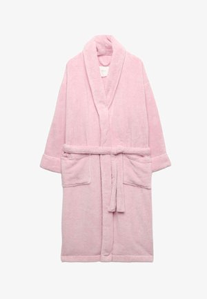 Zachte roze badjas van badstof met sjaalkraag, ceintuur en twee voorzakken tegen een witte achtergrond.
