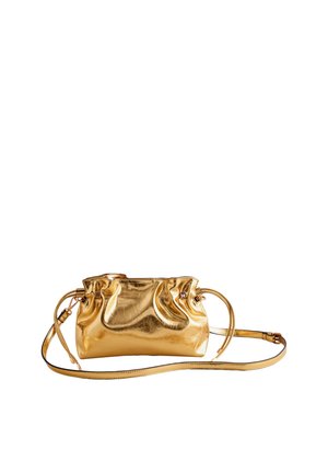 Gouden metalen handtas met een geplooid ontwerp, zachte textuur en een lange, verstelbare band. Voorzien van een trekkoordsluiting en een gladde afwerking.