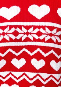 Czerwony sweter z dzianiny z białymi sercami i wzorami w zygzaki. Wzór powtarza się w poziomych pasach, co tworzy teksturowany wygląd.