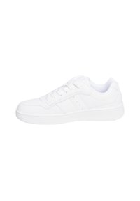 Sneaker bianco con tomaia in sintetico liscio, chiusura con lacci, punta rotonda e suola in gomma testurizzata. Presenta stripe laterali minimal.